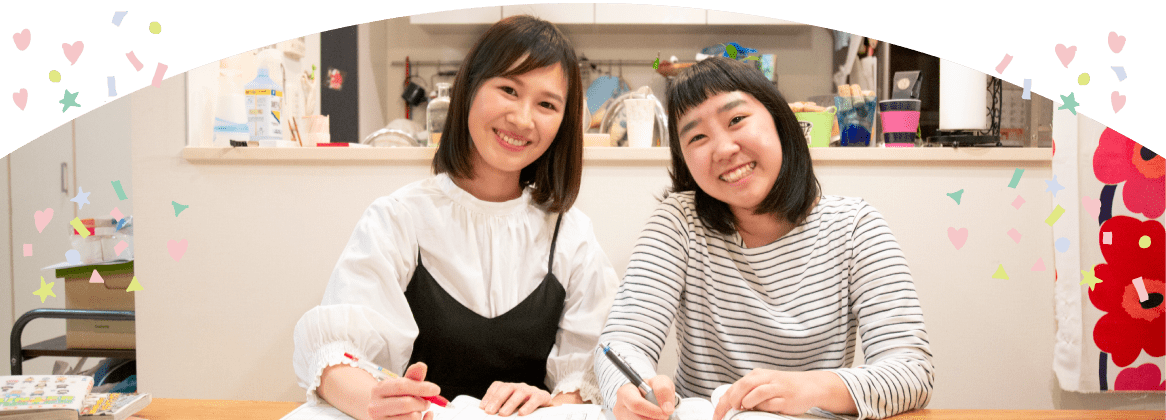 家庭教師と生徒が笑顔で並んでいる写真